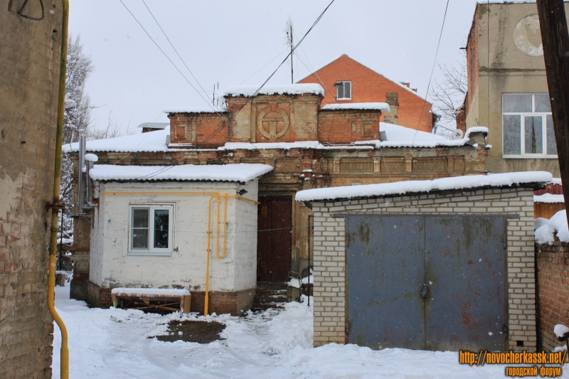 Новочеркасск: Улица Красноармейская, 6 (во дворе)