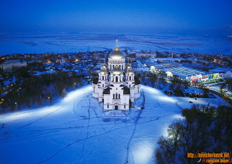 Новочеркасск: Собор в Новочеркасске вечером с квадрокоптера