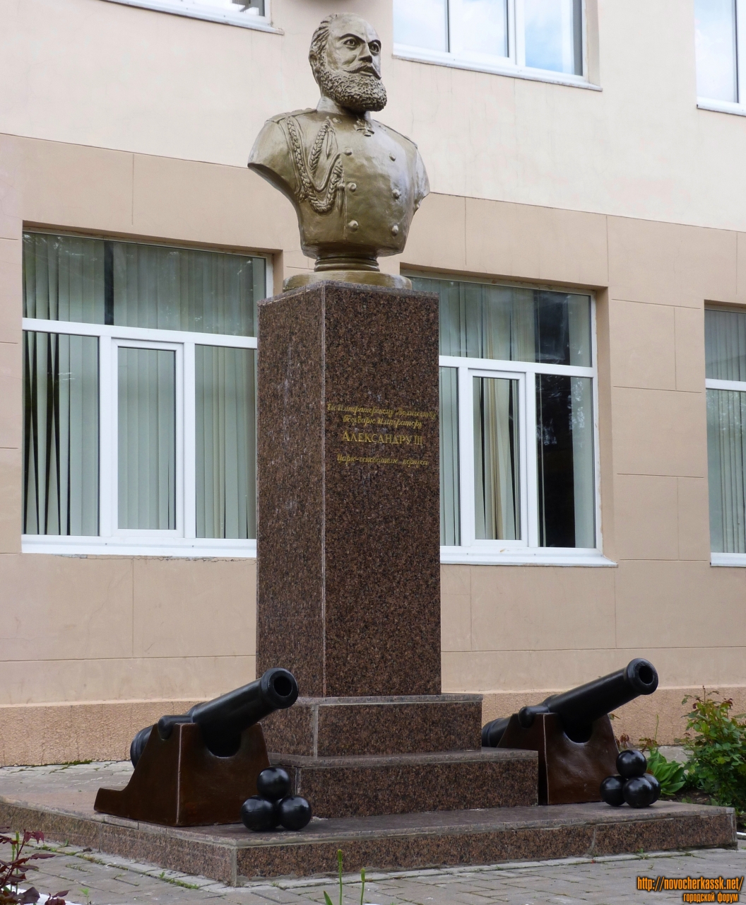 Новочеркасск: Бюст Александра III на территории Кадетского корпуса