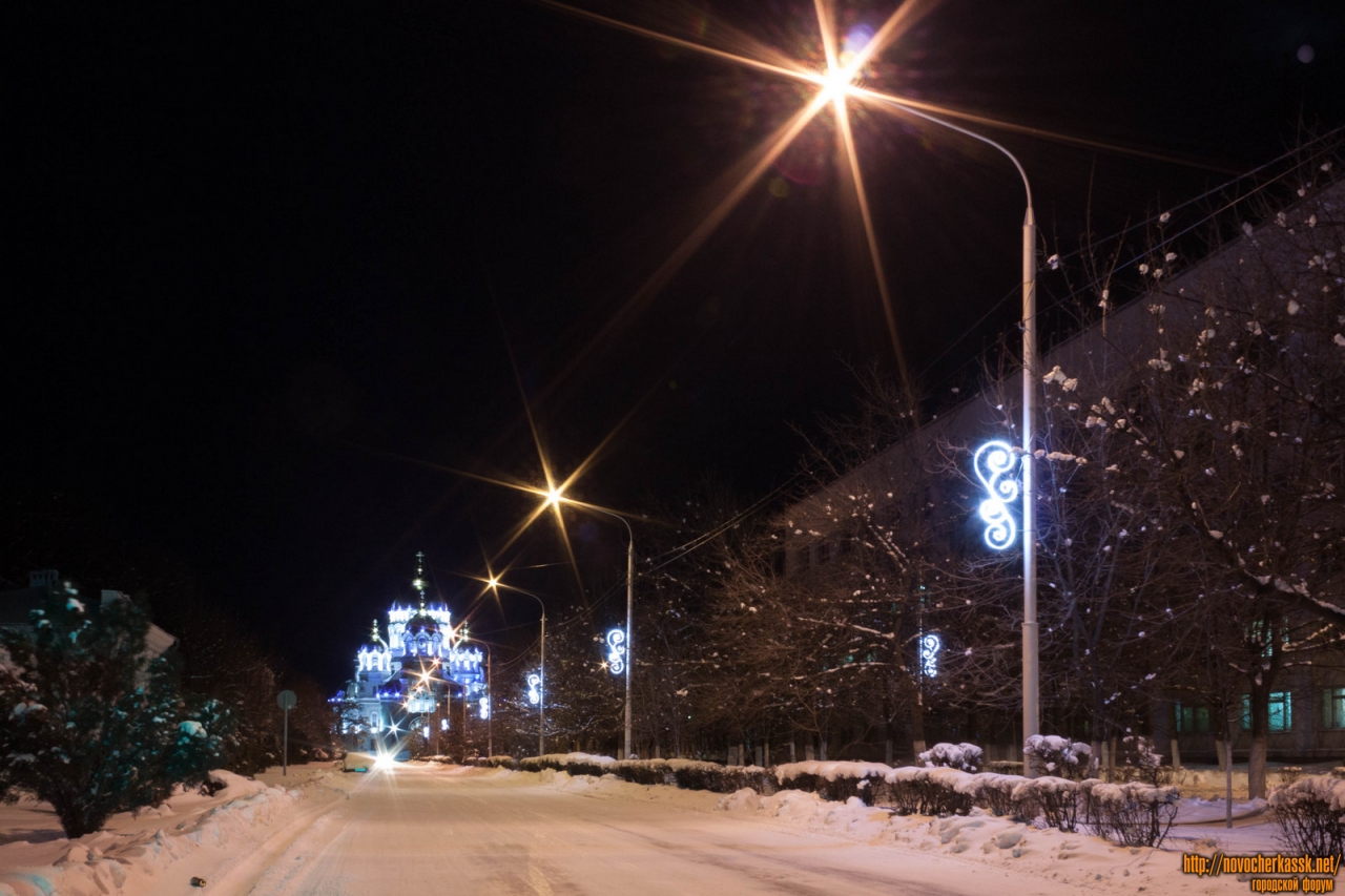 Новочеркасск: Проспект Платовский с новогодними украшениями и собор