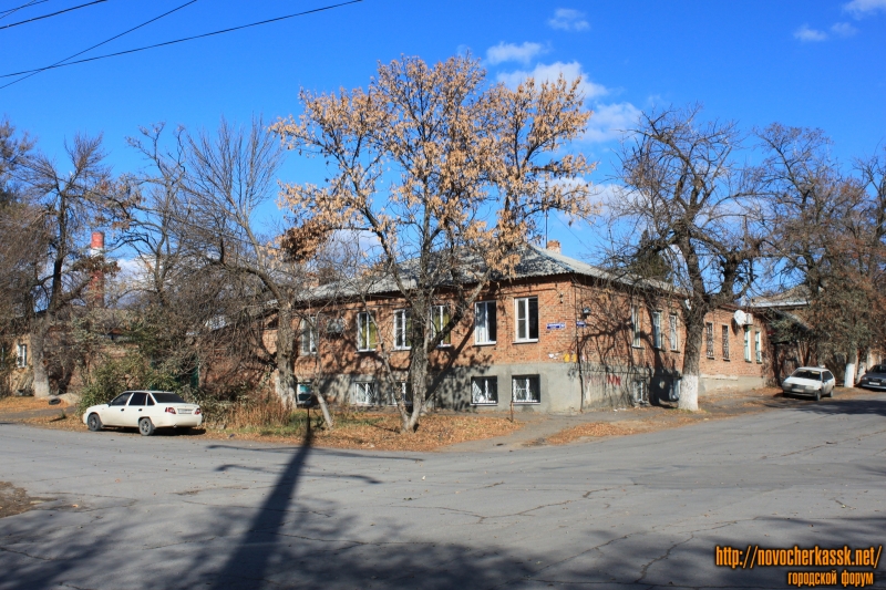 Новочеркасск: Улица Александровская, 108 / Богдана Хмельницкого, 32