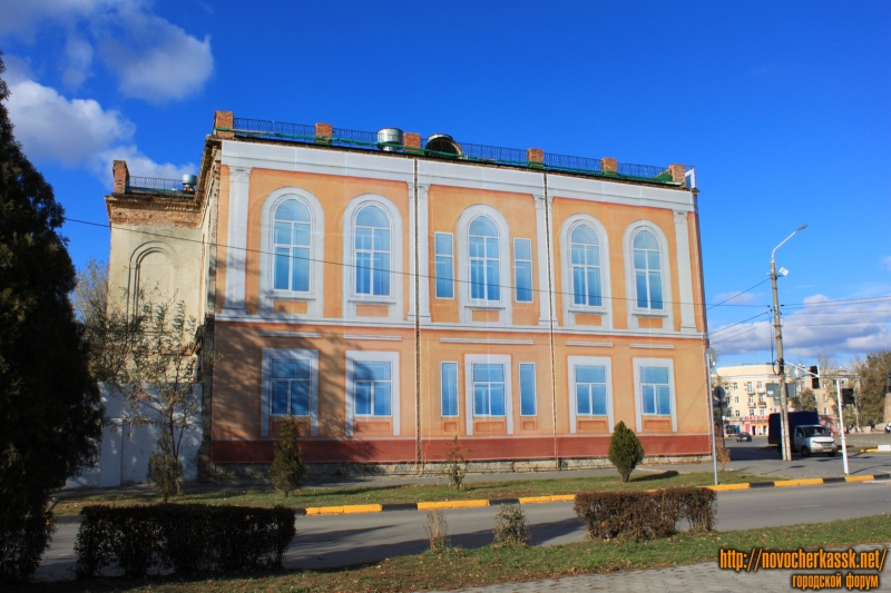 Новочеркасск: Здание дворянского собрания. Пр. Платовский / площадь Ермака