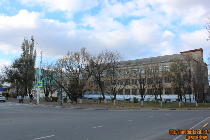 Новочеркасск: Проспект Баклановский, 2. Здание бывшего мукомольного техникума