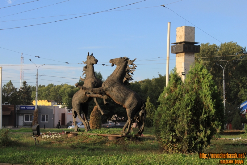 Новочеркасск: Памятник-кони на площади Юбилейной