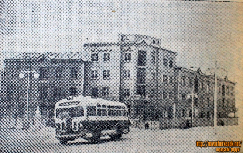 Новочеркасск: Угол Московской (Ленина) и Кривопустенко (Среднего переулка)