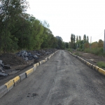 Новая дорога к детскому саду из бордюров, демонтированных с проспекта Баклановского