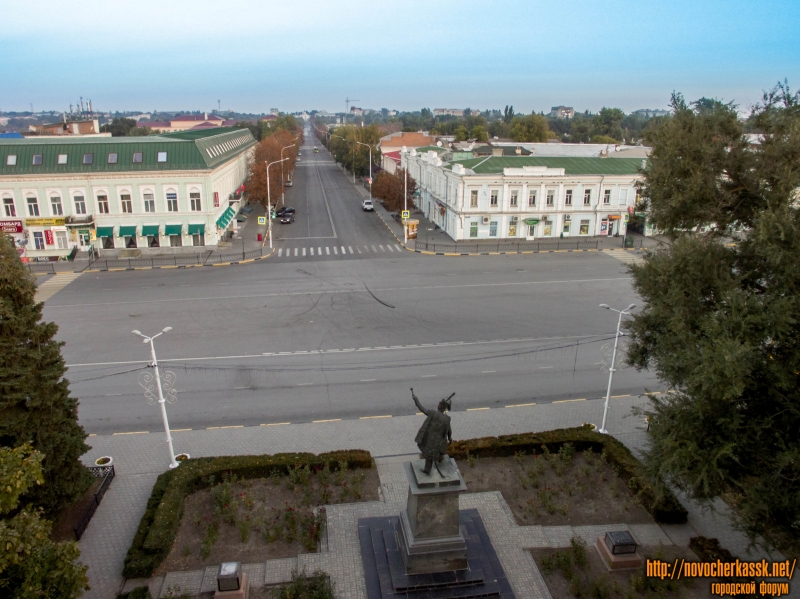 Новочеркасск: Площадь перед памятником Платову и улица Московская