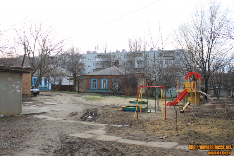 Новочеркасск: Двор улицы Первомайской, 164