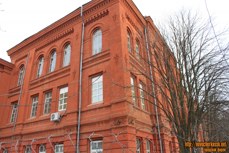 Новочеркасск: Бывшее здание Кадетского корпуса. Вид с Воспитательного переулка