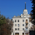 Дом со шпилем на углу Кривопустенко и Московской