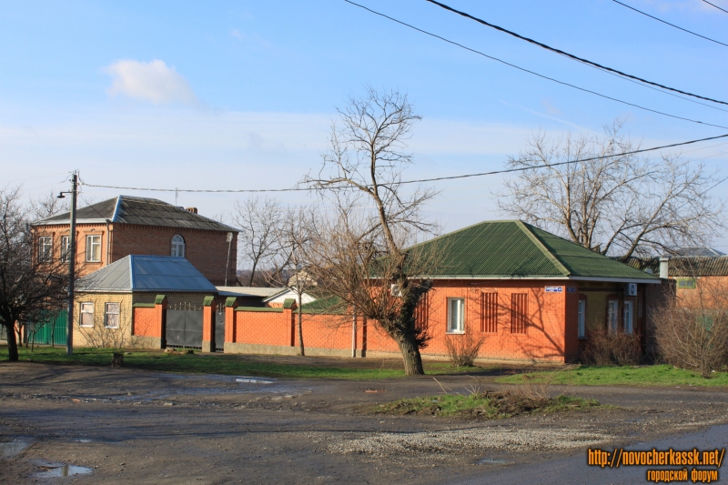 Новочеркасск: Улица Первомайская, 77 / улица Бакунина