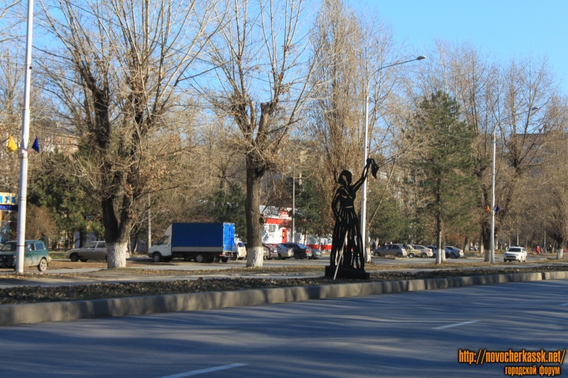 Новочеркасск: Фигуры на проспекте Баклановском вдоль Рощи