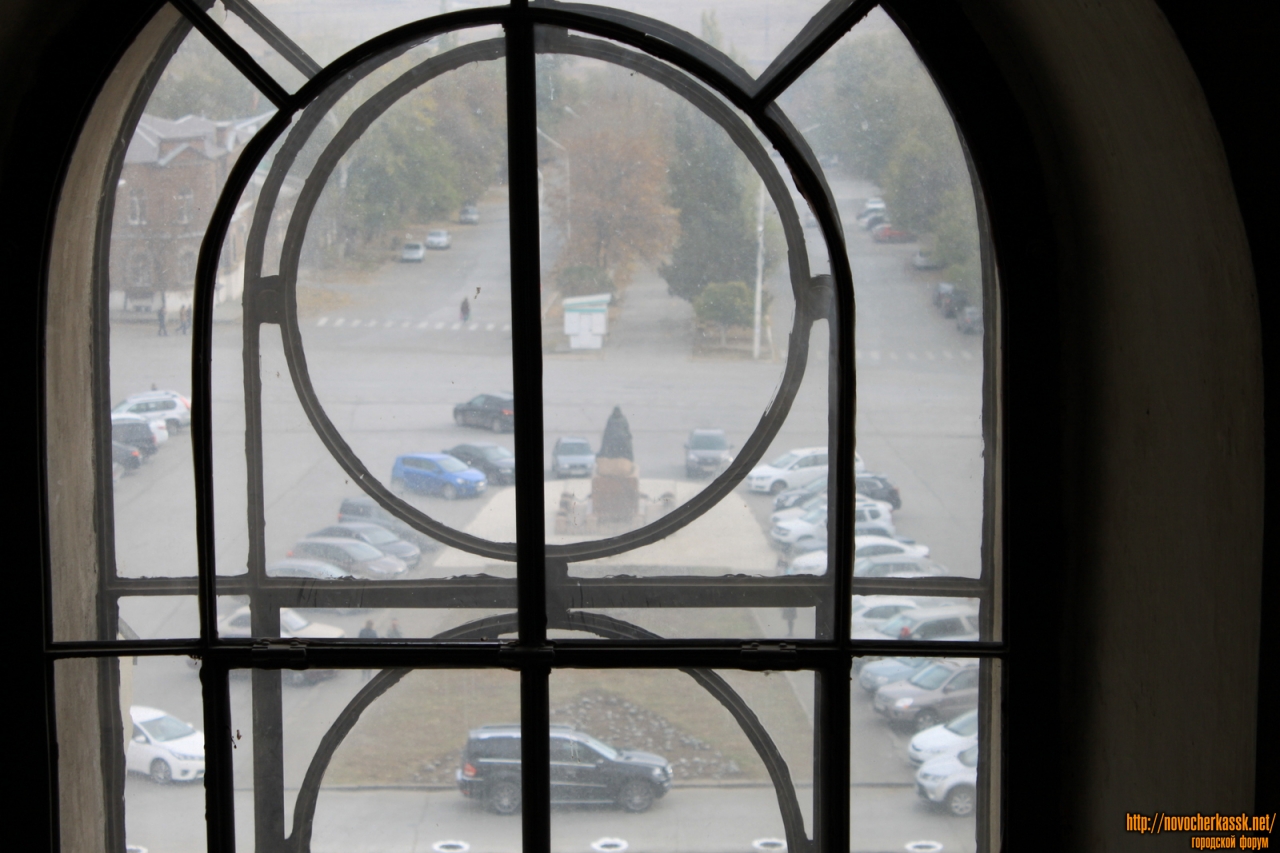 Новочеркасск: Вид на памятник Бакланову из окна собора