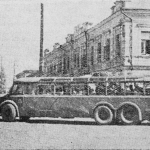 Автобус, регулярно совершающий рейсы Ростов-Новочеркасск, у общежития стройфака Политехнического института. 1948 год