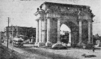Спуск Герцена. На фоне - стройщийся дом на углу Буденновской. 1954 год