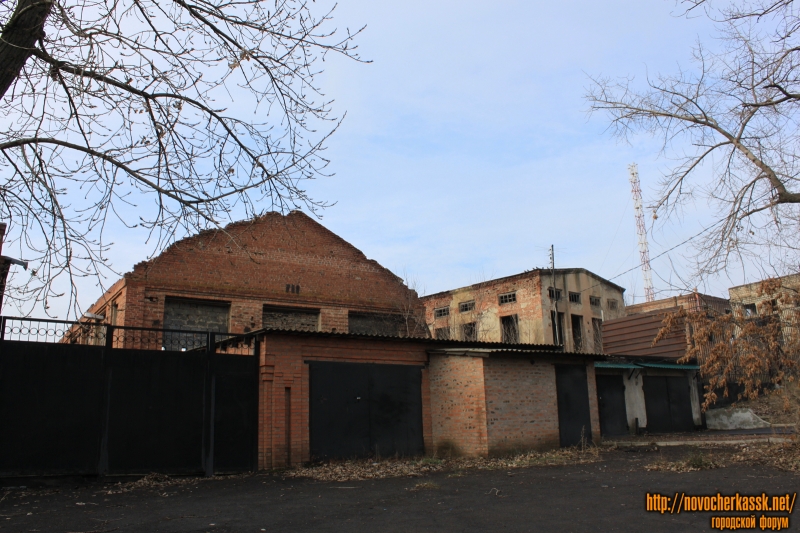 Новочеркасск: Цеха бывшего станкозавода. Вид с улицы Урицкого