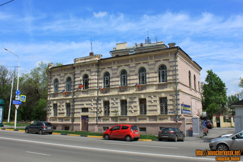 Новочеркасск: Здание на углу площади Троицкой и Московской