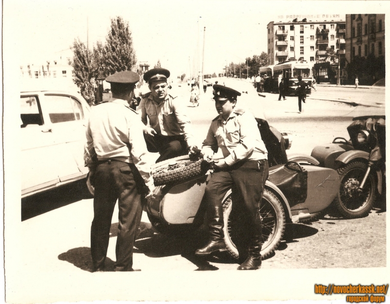 Новочеркасск: Милиционеры на улице 26 Бакинских комиссаров