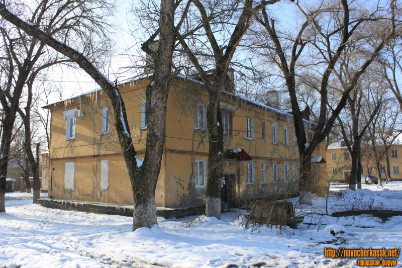 Новочеркасск: Улица Молодежная, 77. Вид со двора