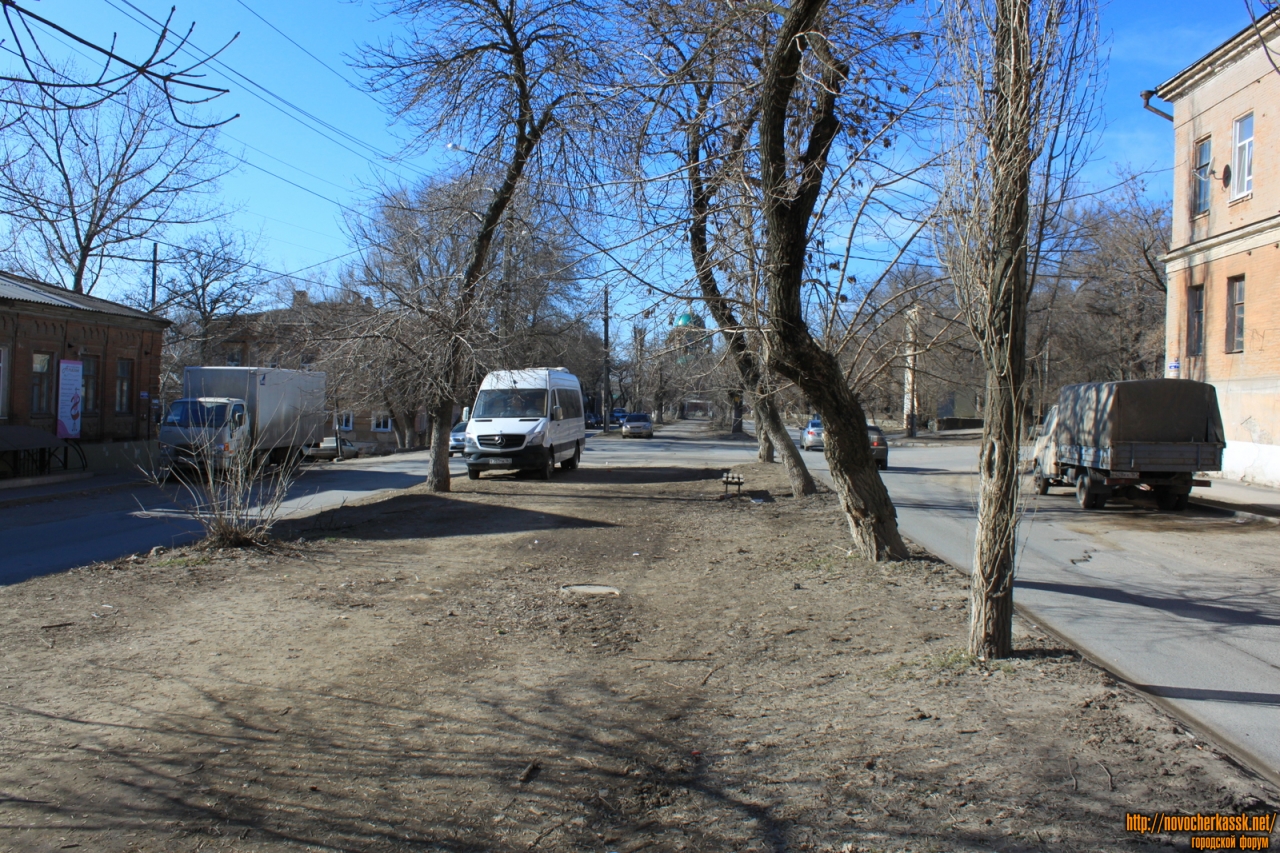 Новочеркасск: Аллея на улице Александровской