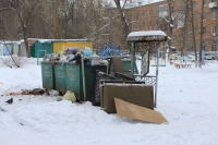 Соцгород. Табличка для объявлений и мусорные баки