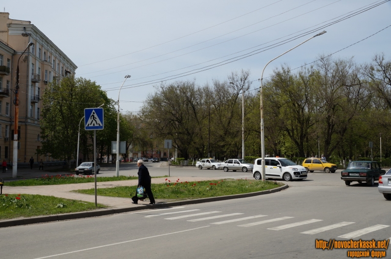 Новочеркасск: Вид на площадь Троицкую с проспекта Ермака. Апрель 2013
