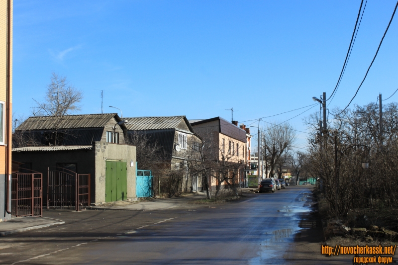 Новочеркасск: Вид улицы Энгельса от дома номер 6
