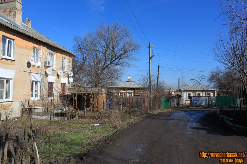 Новочеркасск: Улица Шумакова между домами 24 и 26