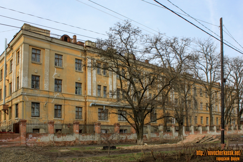 Новочеркасск: Геологоразведочный техникум. Вид с улицы Каляева