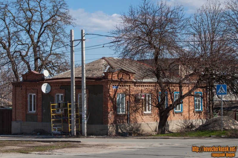 Новочеркасск: Улица Буденновская, 90 / Крылова, 36