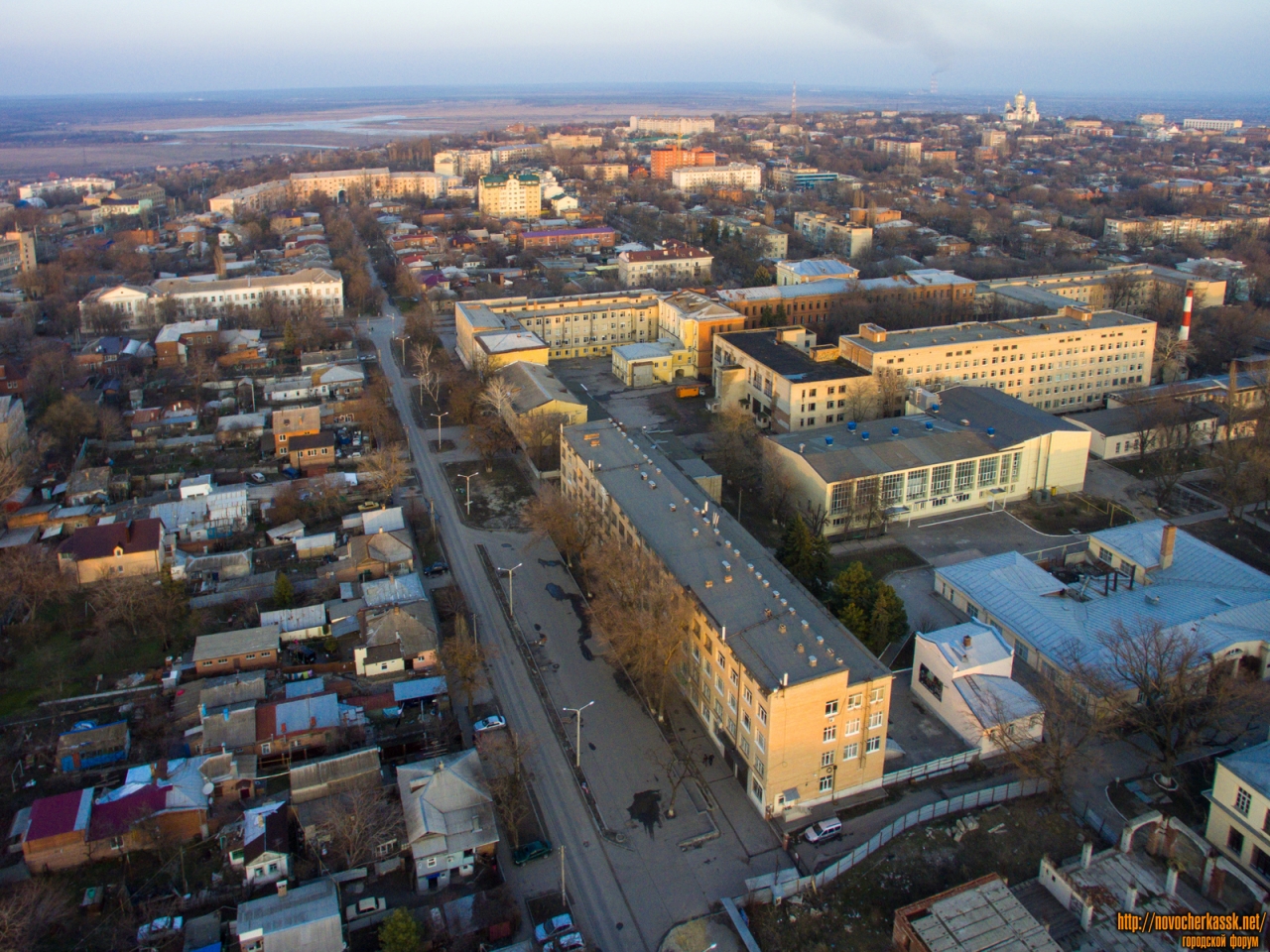 Новочеркасск: Вид на улицу Троицкую, лабораторный корпус и бассейн ЮРГПУ (НПИ) и здания НГМА
