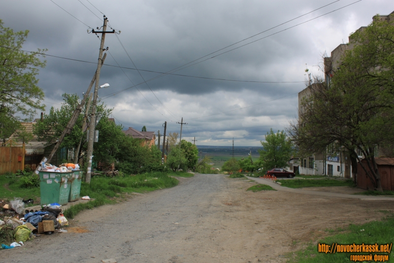 Новочеркасск: Улица Ларина. Вид с улицы Щорса