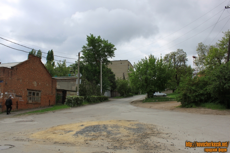Новочеркасск: Улица Ларина. Вид с улицы Щорса