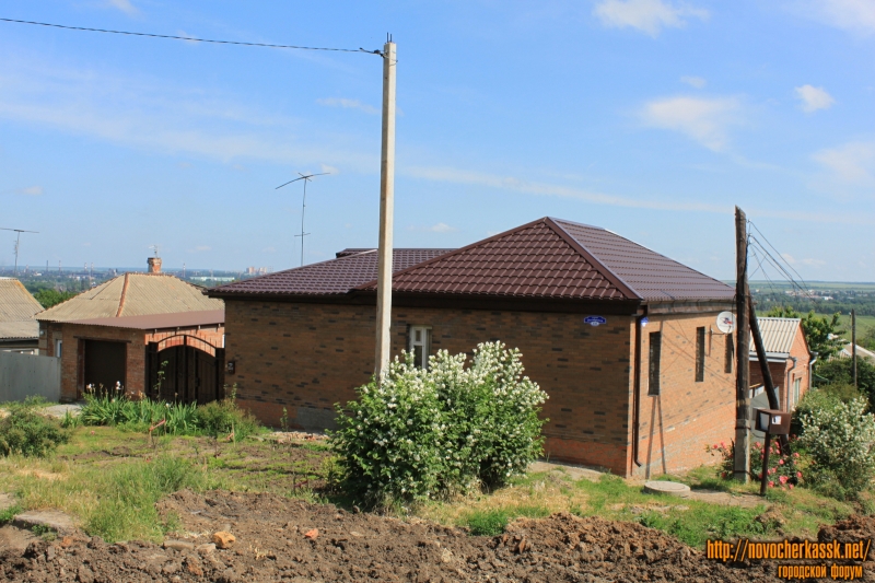 Новочеркасск: Улица Октябрьская, 156 / улица Просвещения, 46