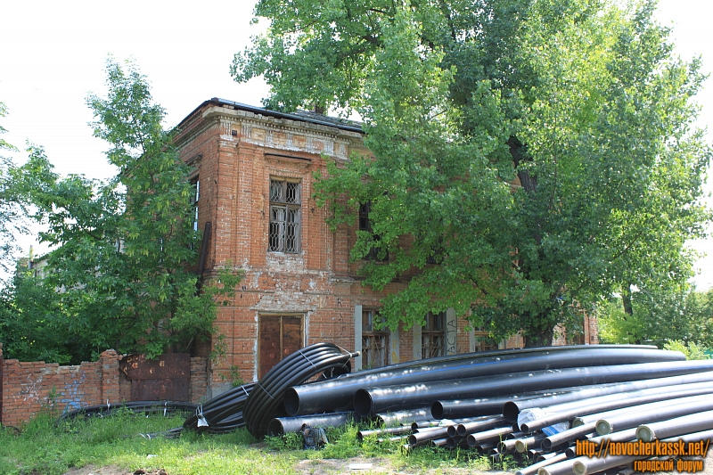 Новочеркасск: Улица Октябрьская, 118 / ул. Маяковского, 32