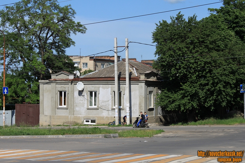 Новочеркасск: Улица Крылова, 36 / улица Буденновская, 90