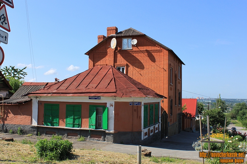 Новочеркасск: Улица Будённовская, 14 / переулок Криничный, 1