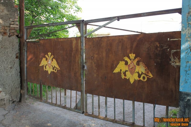 Новочеркасск: Ворота во двор Дома офицеров. Проспект Платовский