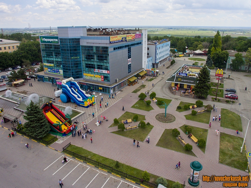 Новочеркасск: Центр Новочеркасска: универмаг и МакДональдс