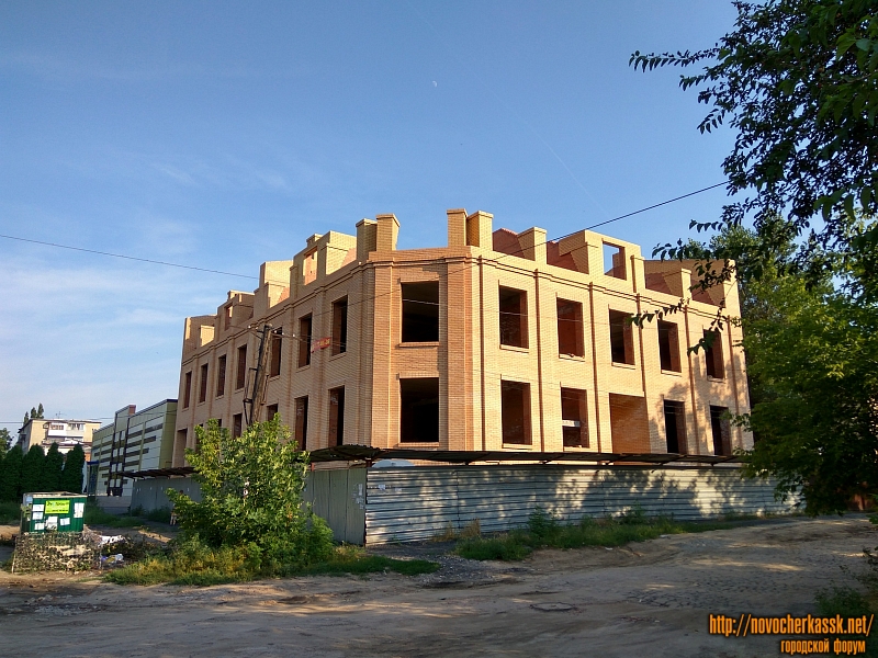 Новочеркасск: Строительство «художественной мастерской» на углу улицы Школьной и улицы Фрунзе