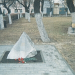 Камень памяти жертв расстрела 2 июня 1962 года. Установлен в 1991 году. В 2008 году его посетил В. Путин