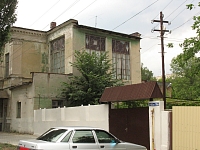 Проспект Ермака, 16. Витраж