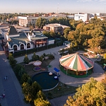 Детская площадка и гостиница в Александровском парке