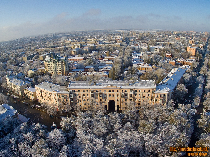 Новочеркасск: Дом на площади Троицкой, в створе Баклановского и Московской