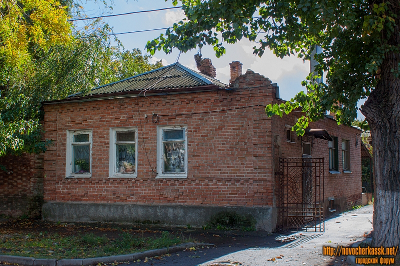 Новочеркасск: Улица Красноармейская, 1