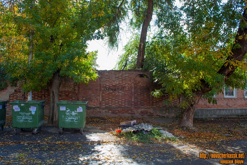 Новочеркасск: Улица Красноармейская. Забор левее дома №3