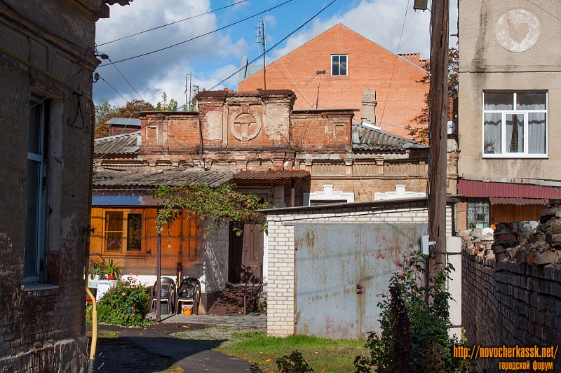 Новочеркасск: Улица Красноармейская, 6. Во дворе