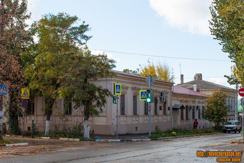 Новочеркасск: Улица Комитетская, 77 / улица Атаманская, 45