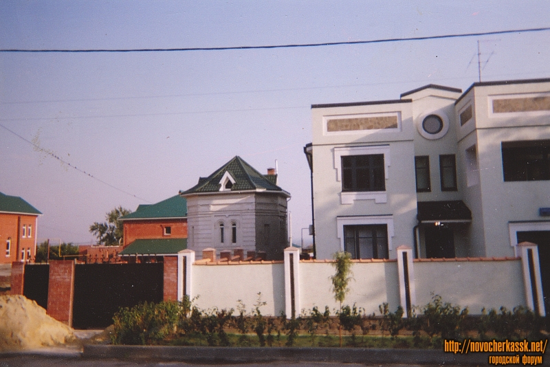 Новочеркасск: Александровская улица, 119/1. Левее - бывшая водораздаточная будка