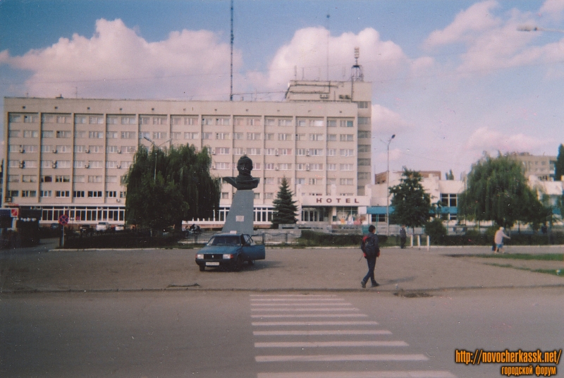 Новочеркасск: Гостиница «Новочеркасск» (построена в 1977 году) и памятник Ю. А. Гагарину (1982 год, скульптор В. Долманов)